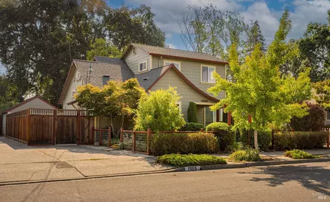 1570 Wright St, Santa Rosa, CA 95404