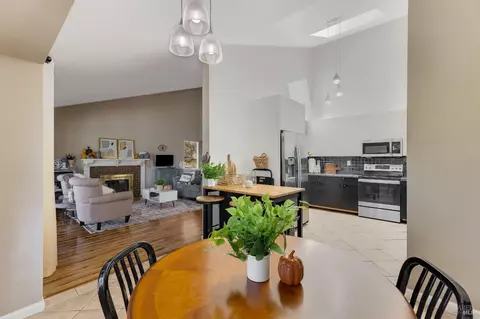 2413 Willow Tree Ln, Martinez, CA 94553