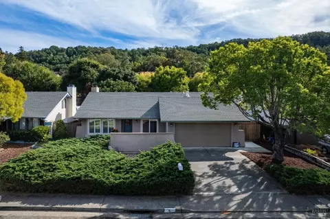 5 Larch Dr, Novato, CA 94947 photo 2