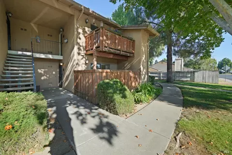 504 Arcadia Dr, Vacaville, CA 95687