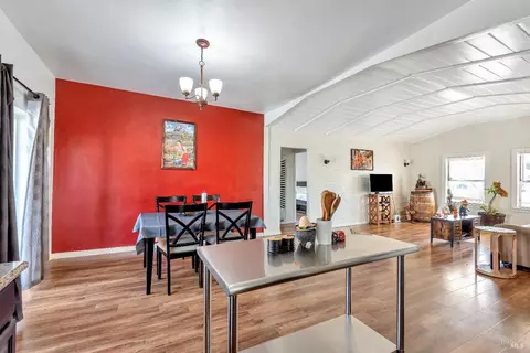 718 Springs Rd, Vallejo, CA 94590