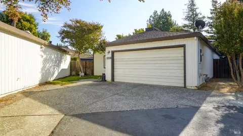 1315 Hazelwood Ct, Dixon, CA 95620