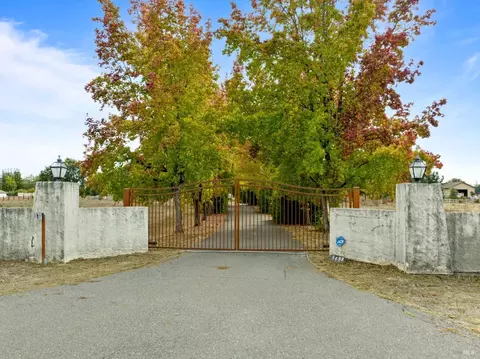 5498 Bravo Toro Ln, Santa Rosa, CA 95401
