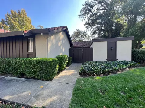 185 Fairoaks Dr, Vacaville, CA 95688