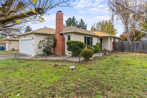 451 Observatory Ave, Ukiah, CA 95482