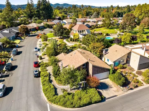 201 Prune Tree Dr, Healdsburg, CA 95448