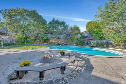 10-10 Regent Ct, Novato, CA 94947