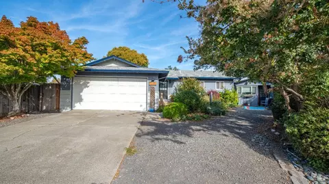 17 Faye Ct, Petaluma, CA 94952