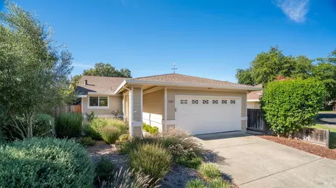 287 Hummingbird Ct, Healdsburg, CA 95448