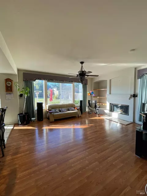 Living - 649 Renaissance Ave, Fairfield, CA 94534 photo 6 of 7