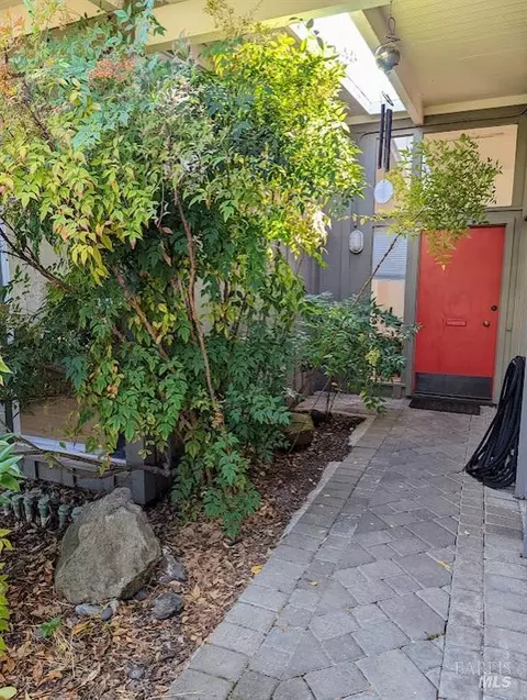 565 Woodbine Dr, San Rafael, CA 94903