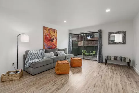5051 Country Club Dr, Rohnert Park, CA 94928