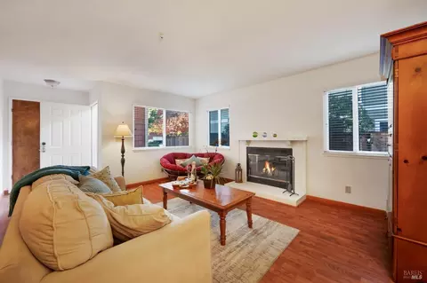 5 Meadowbrook Ct, Cotati, CA 94931
