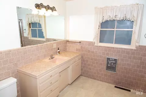 Bath - 495 White Cottage Rd S, Angwin, CA 94508 photo 1 of 2