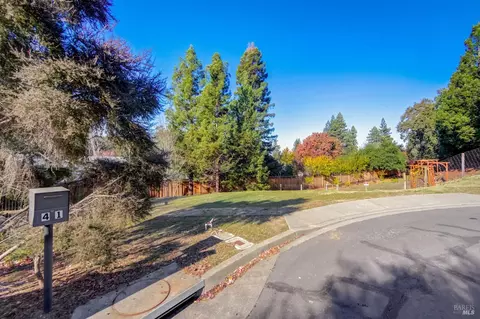 41 Hazelwood Dr, Napa, CA 94558