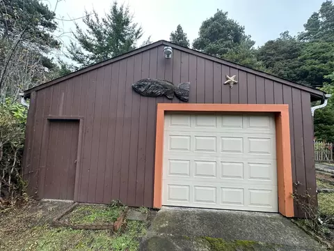 32801 Pearl Dr, Fort Bragg, CA 95437