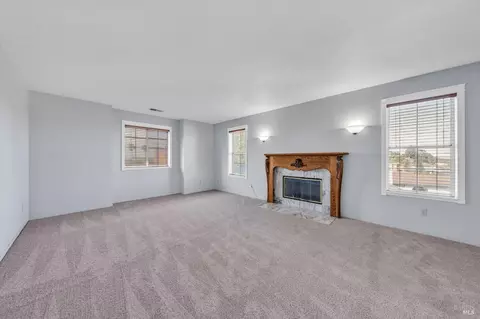 Living - 101 Michele Ct, Vallejo, CA 94591 photo 6 of 6