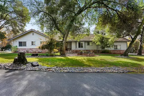 8220 Ridgeview Dr, Redwood Valley, CA 95470