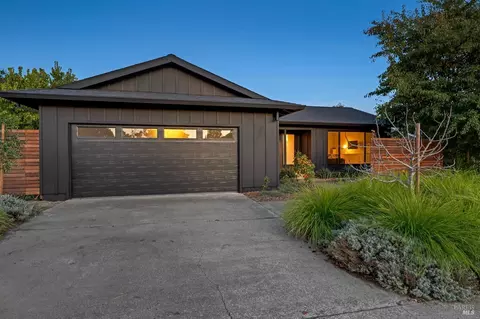 471 Pleasant Hill Ave N, Sebastopol, CA 95472