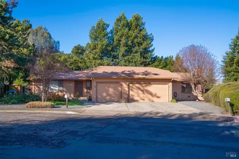 700 Yosemite Dr, Ukiah, CA 95482