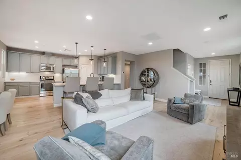420 Jacquelyn Ln, Petaluma, CA 94952