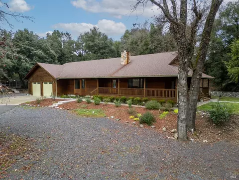 8250 Vineyard Oaks Dr, Redwood Valley, CA 95470