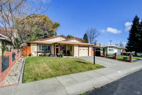 372 Grape St, Vacaville, CA 95688 photo 2