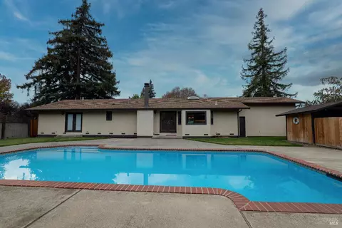 727 Trotter Ln, Napa, CA 94558