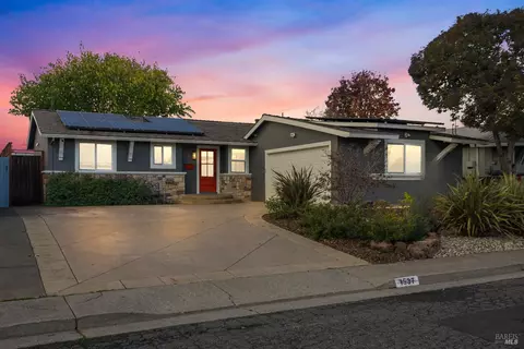 1537 Sierra Dr, Petaluma, CA 94954