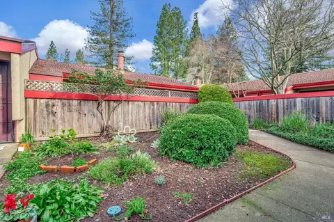51 Redwood Ct, Santa Rosa, CA 95409