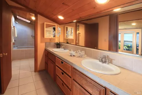 Bath - 21067 Heron Dr, Bodega Bay, CA 94923 photo 1 of 3