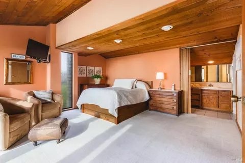 Bedroom - 21067 Heron Dr, Bodega Bay, CA 94923 photo 5 of 9