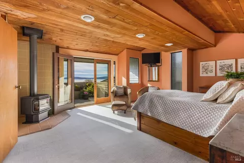 Bedroom - 21067 Heron Dr, Bodega Bay, CA 94923 photo 3 of 9