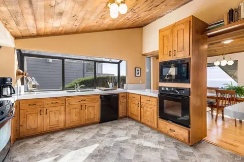 Kitchen - 21067 Heron Dr, Bodega Bay, CA 94923 photo 6 of 7