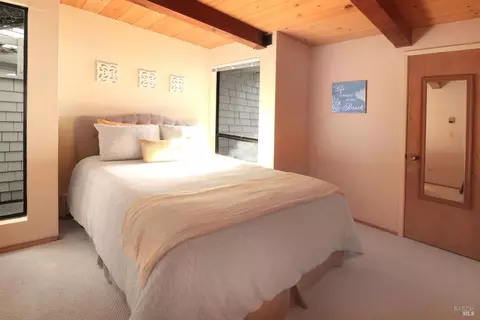 Bedroom - 21067 Heron Dr, Bodega Bay, CA 94923 photo 6 of 9