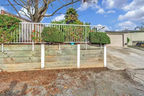 2475 Monterey Ave, Martinez, CA 94553 photo 3