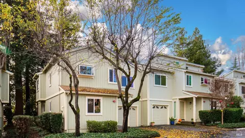 5 Acorn Cir, Petaluma, CA 94952