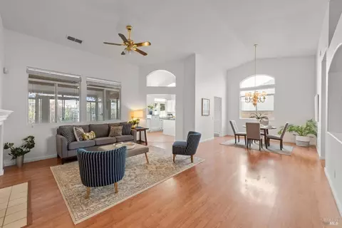 Living - 220 Mandarin Cir, Vacaville, CA 95687 photo 2 of 4