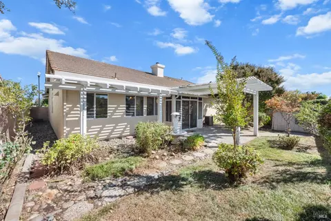 Exterior - 220 Mandarin Cir, Vacaville, CA 95687 photo 7 of 10