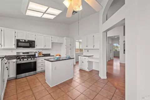 Kitchen - 220 Mandarin Cir, Vacaville, CA 95687 photo 3 of 5