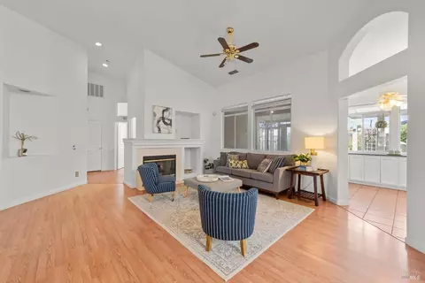 Living - 220 Mandarin Cir, Vacaville, CA 95687 photo 3 of 4