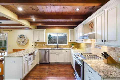Kitchen - 30500 River Rd, Cloverdale, CA 95425 photo 5 of 8
