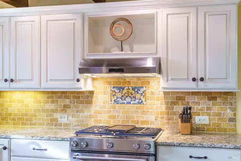 Kitchen - 30500 River Rd, Cloverdale, CA 95425 photo 4 of 8
