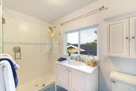 Bath - 30500 River Rd, Cloverdale, CA 95425 photo 2 of 2