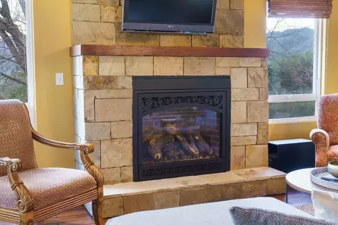Living - 30500 River Rd, Cloverdale, CA 95425 photo 6 of 8