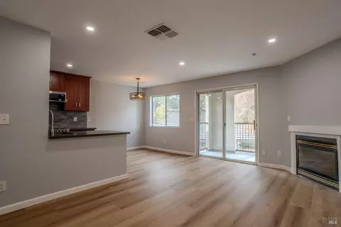 2001 Eastwood Dr #6, Vacaville, CA 95687