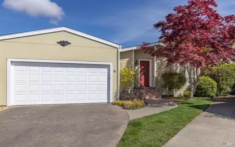 210 Daphne Dr, Napa, CA 94558