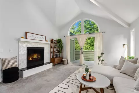 2090 Stonefield Ln, Santa Rosa, CA 95403