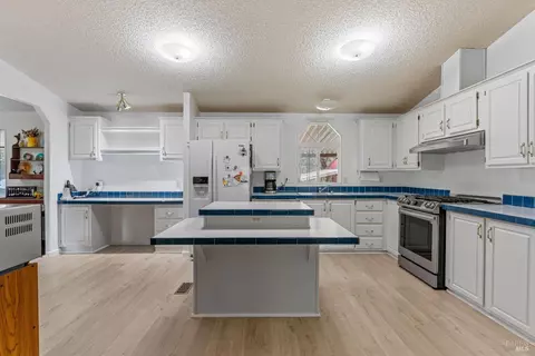 Kitchen - 30661 N Highway 101 Hwy, Willits, CA 95490 photo 4 of 4