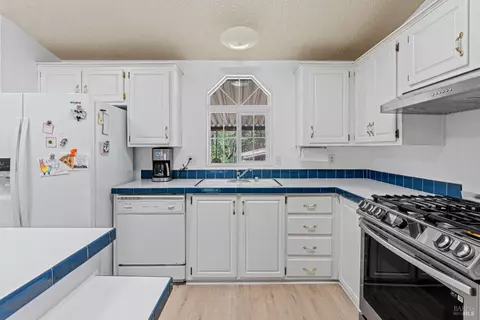 Kitchen - 30661 N Highway 101 Hwy, Willits, CA 95490 photo 2 of 4